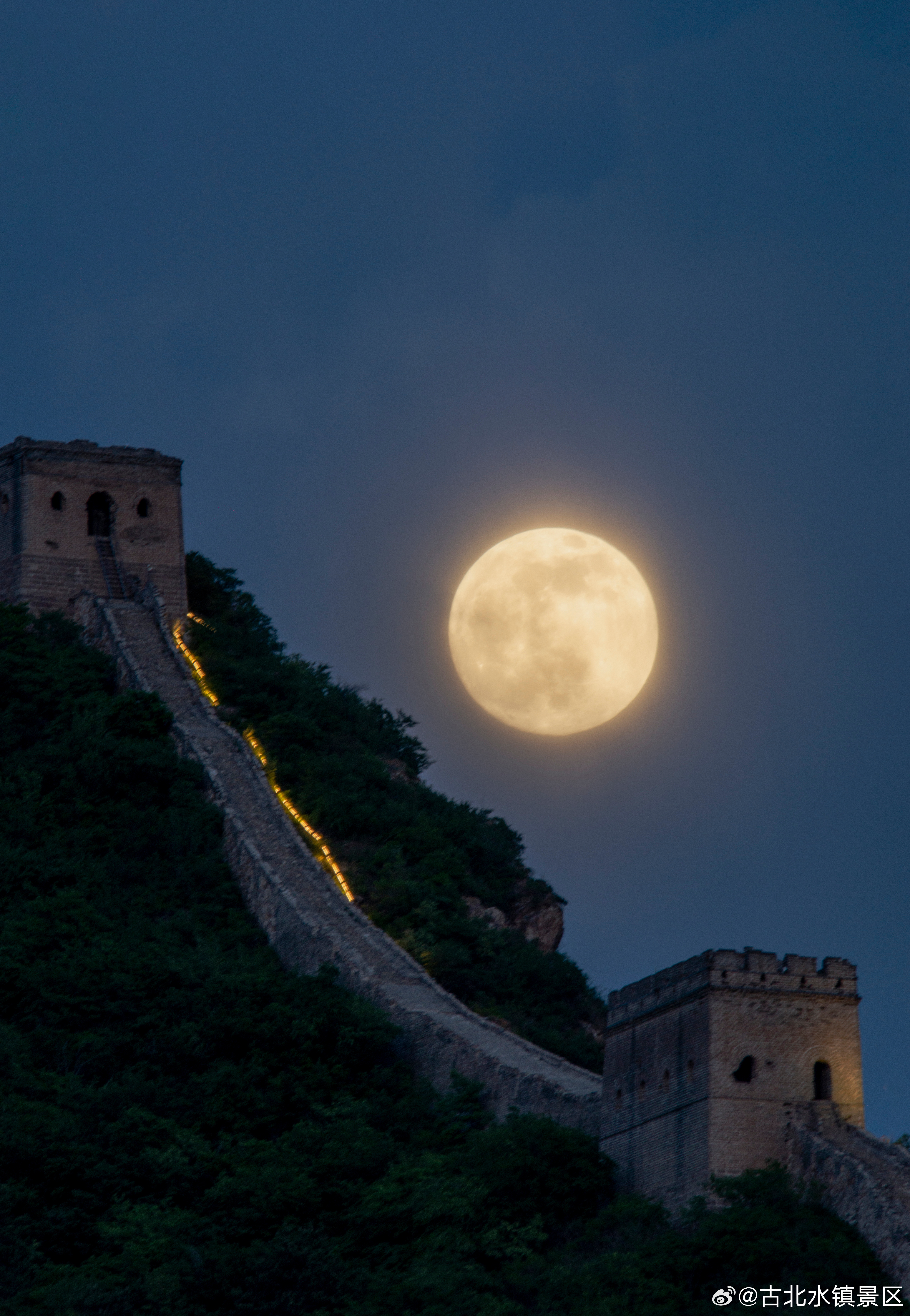 让古北水镇的宁静夜色伴你入眠长城作伴，流水为曲，明日再出发！晚安！宝子们~   