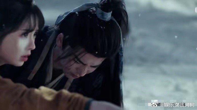 逐玉开始单更了强吻完，挨了一耳光嘴角流血，俩人下一秒就勾肩搭背谈合作了！就张凌赫