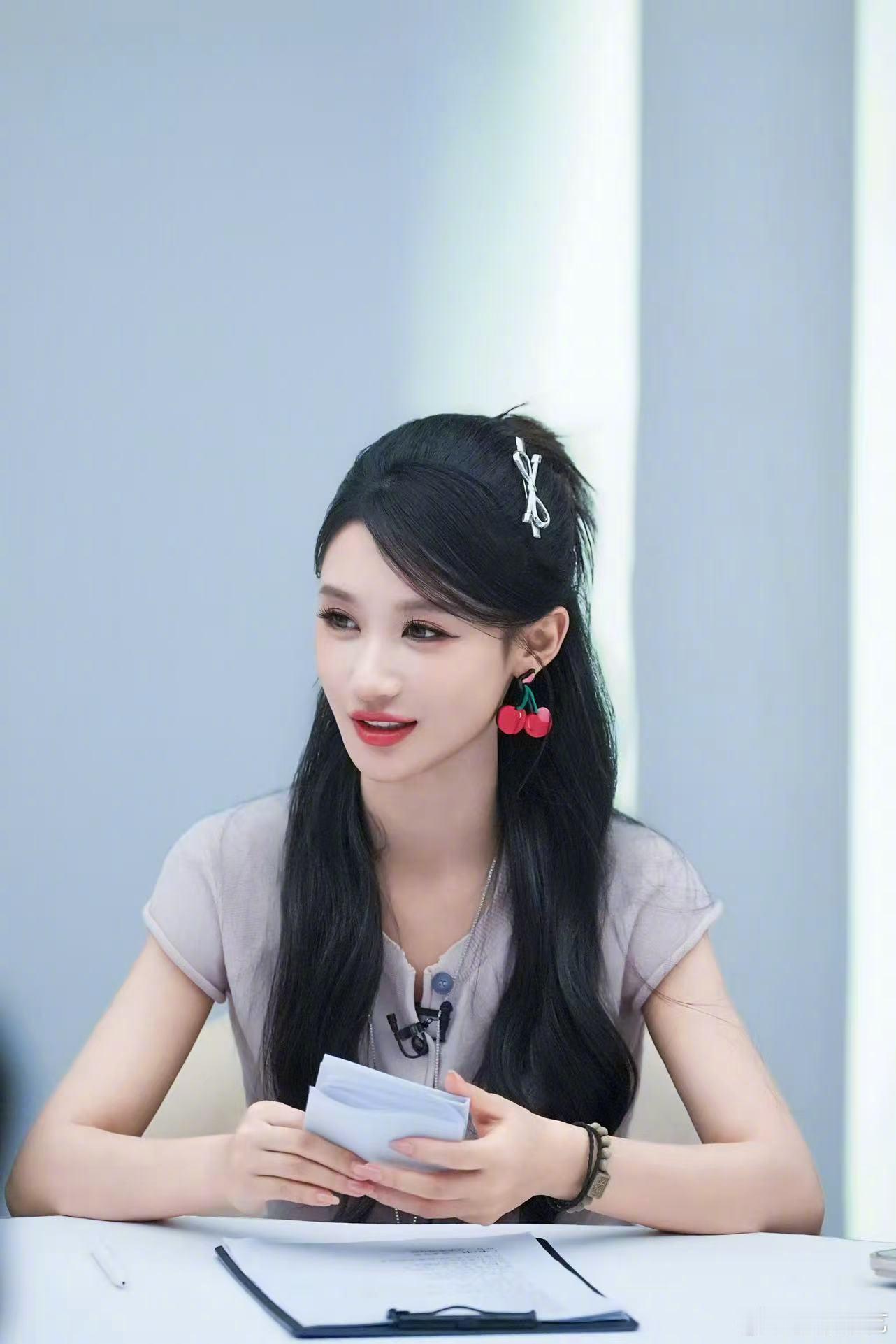 何宣林要求退出师姐帮唱 虽然很有唱跳实力，但主动要求退出师姐帮唱，为了让其他姐姐