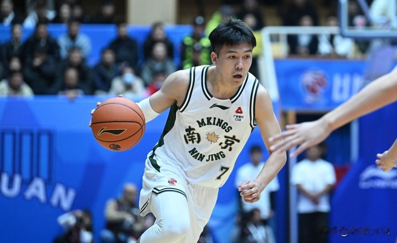 广东旧将再就业！成都永远的王！
广东宏远旧将黄荣奇与四川男篮签下一份C类合同，这