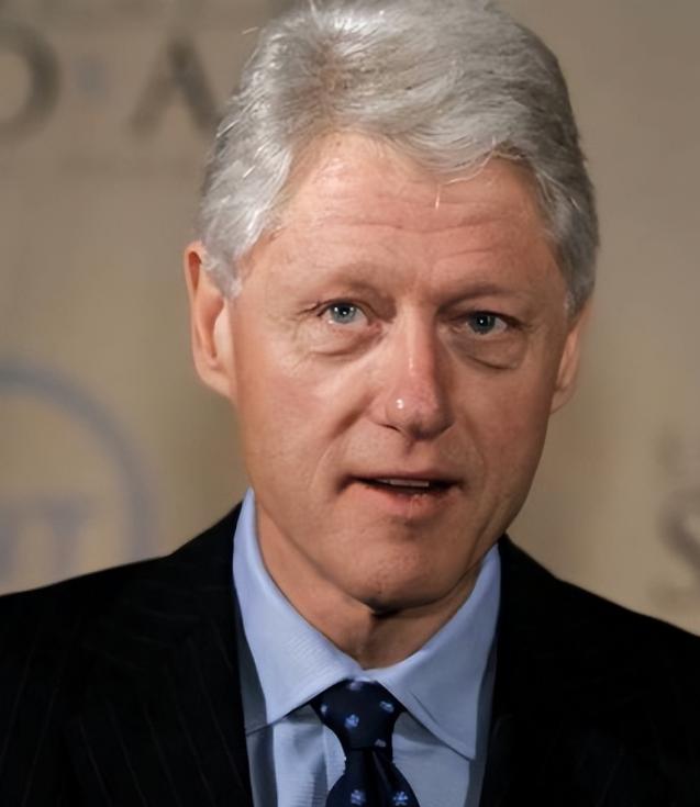 克林顿突然出来喊话，说中国早晚要超过美国，让某些人别再装睡了，当年就是他亲手把中