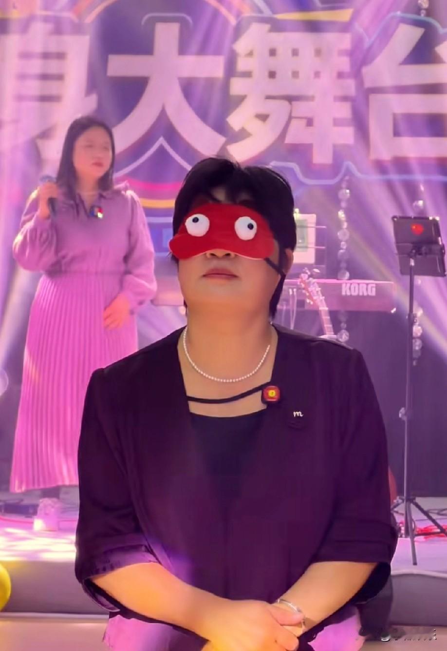 阿姨始终不肯转身，就算最后一名出场，她也没有回头，是因为傲娇吗？还是因为谦让？看