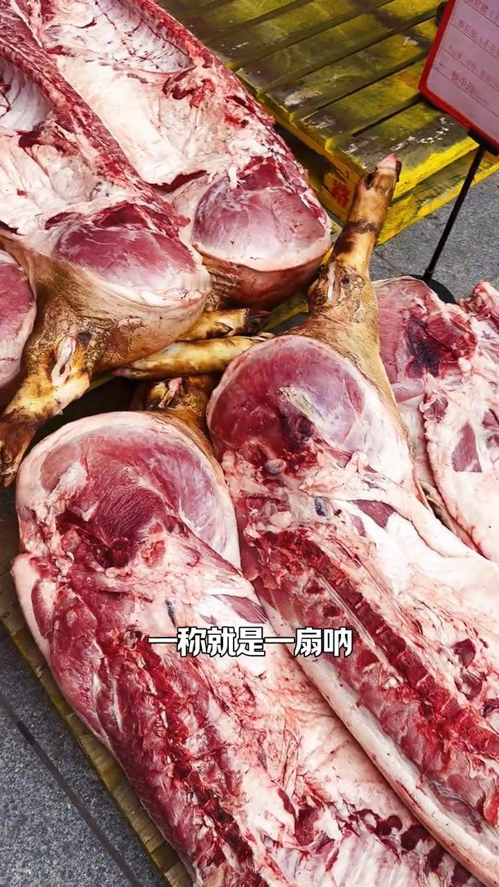 重庆人置办年货太疯狂了。
重庆人置办年货真的是太疯狂了，猪肉直接按扇卖，一称就是