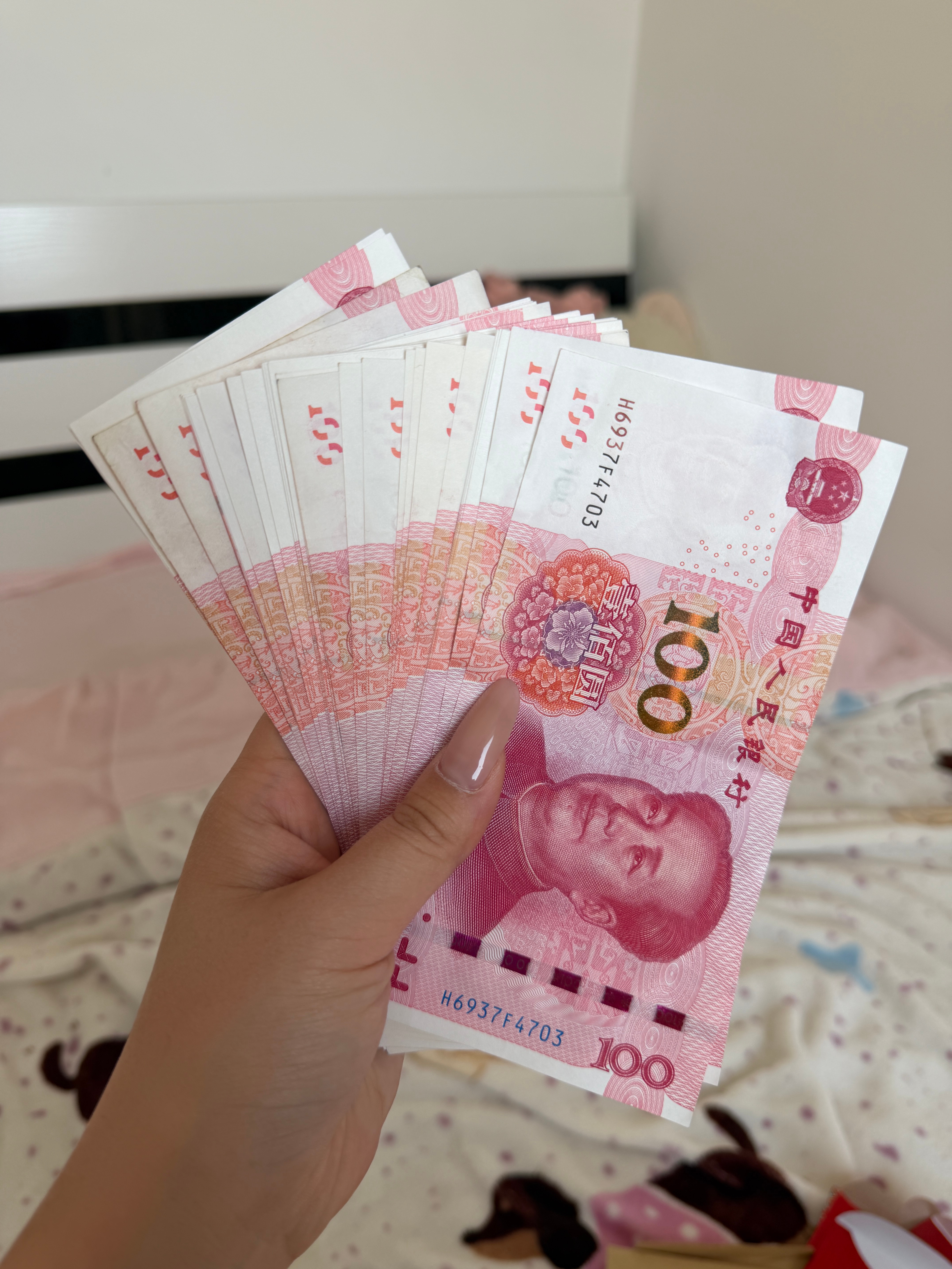 收拾过季衣服发现过年压岁钱还没有存，这和白拣了几千块钱有什么区别