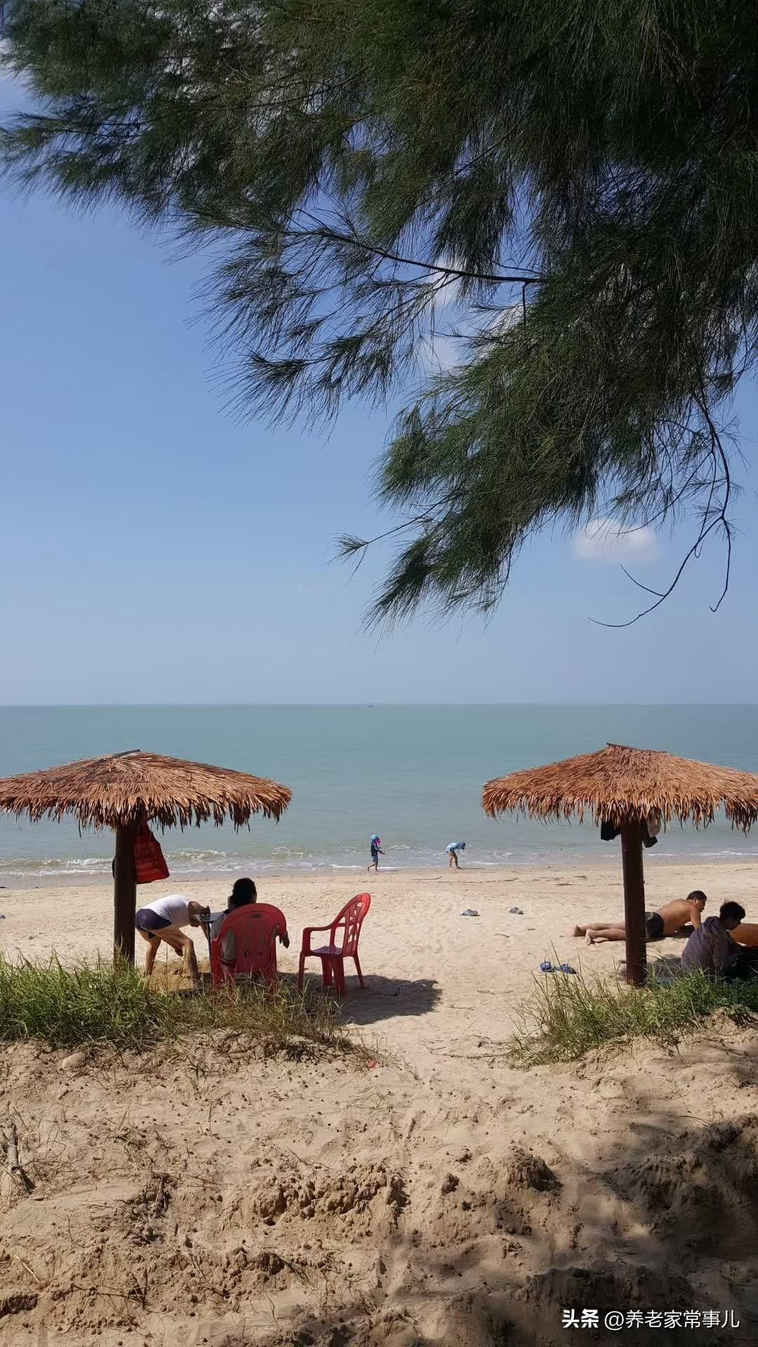 在海南东方，遇见一片治愈的海。
蓝天白云，碧海金沙，海风温柔，岁月安然。
把烦恼