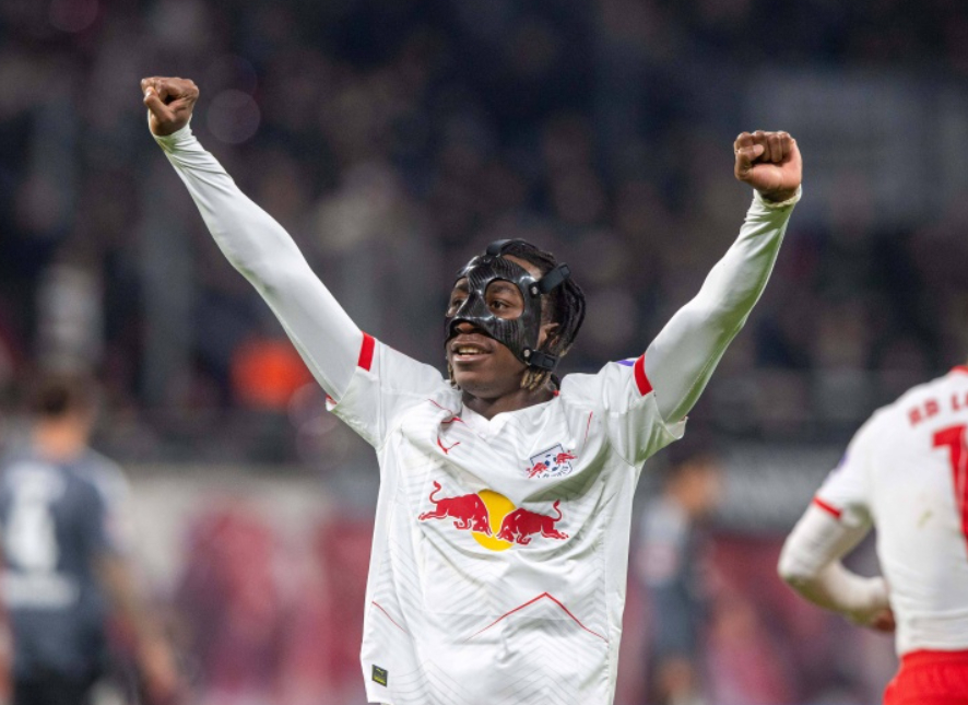 名记罗马诺消息，曼联、热刺、巴黎等队均有意RB莱比锡的边锋扬·迪奥曼德，但要价预