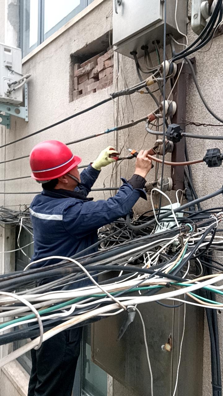 这一团乱麻，
全是师傅的耐心在托底。
 
楼下这堆电线看得人头皮发麻，红的白的黑