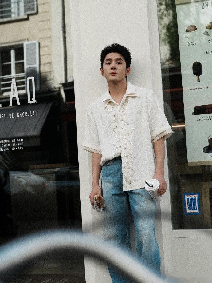 李佳琦夸尚雯婕脑袋灵光李佳琦的嘴是抹了巴黎蜂蜜吗？夸尚雯婕夸得像在念'年度最佳合