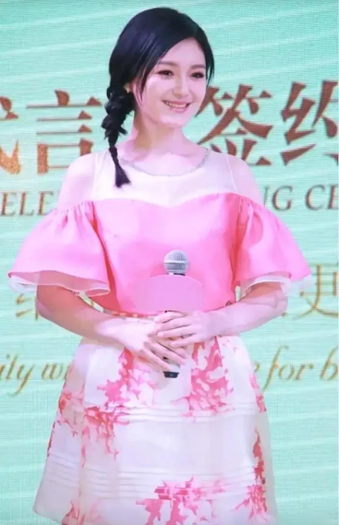 好喜欢大S的这个辫子呀
慵懒随意中透出减龄小可爱之美
真的是太好看太讨人喜欢了
