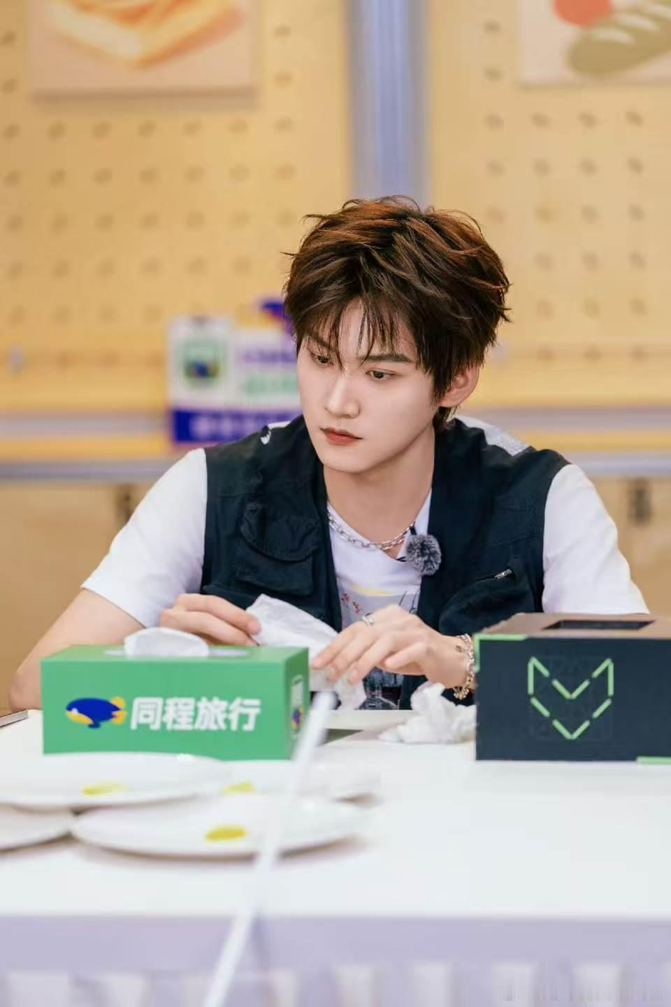 张凌赫问周柯宇你是不是身上痒 周柯宇在睡袋里乱爬的样子真的太努力了，丁程鑫教了那