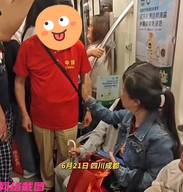 成都地铁有母女两个人在车厢内，小女孩此刻正坐在一处爱心专座上，妈妈则站在一旁。