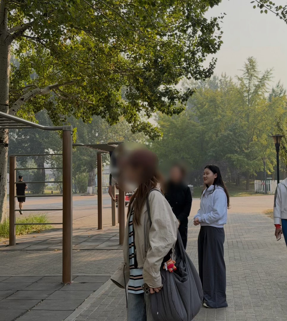朝阳公园跑步偶遇张家齐网友朝阳公园跑步偶遇张家齐，妹妹也喜欢看大爷吊单杠啊[哈哈