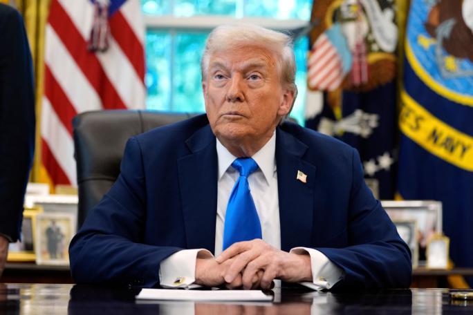 特朗普宣布打击拉美贩毒集团陆上目标 美国总统表示，由于军方行动，经海路运往美国的