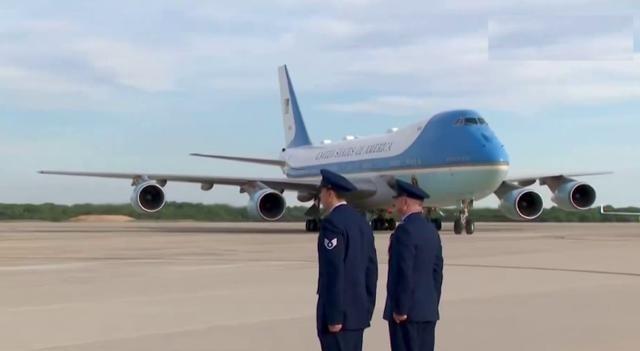 画虎不成反类犬了，空军一号回到 美国 ，没想到他们也模仿中国整了两个“仪仗兵”接
