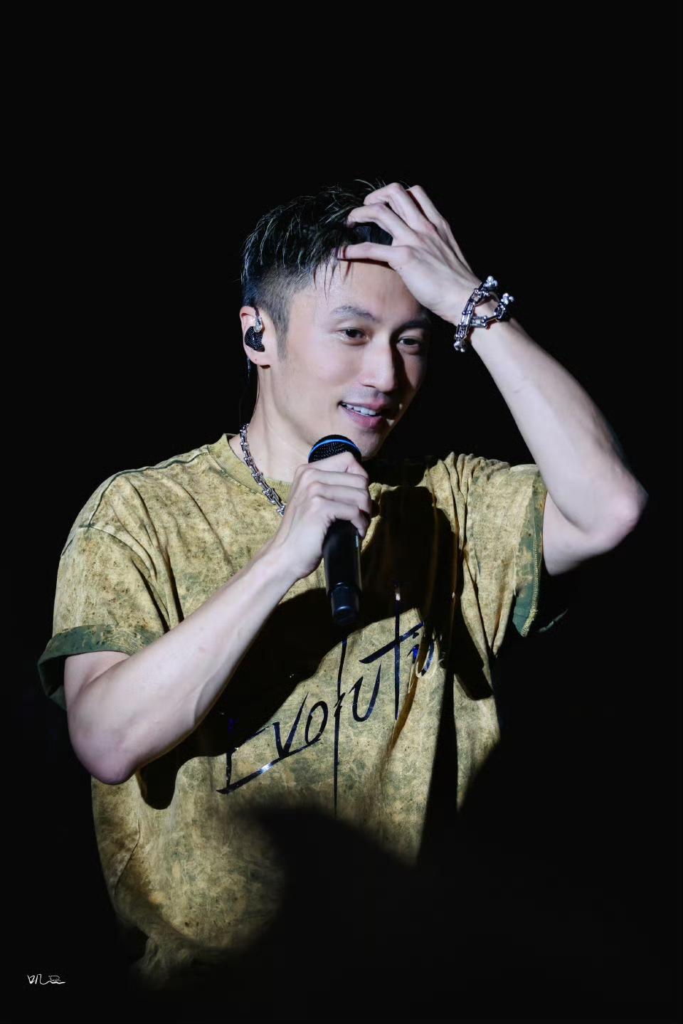 难怪谢霆锋演唱会下大雨时一点也不慌，原来是他出席活动基本都是素颜出镜，所以根本就