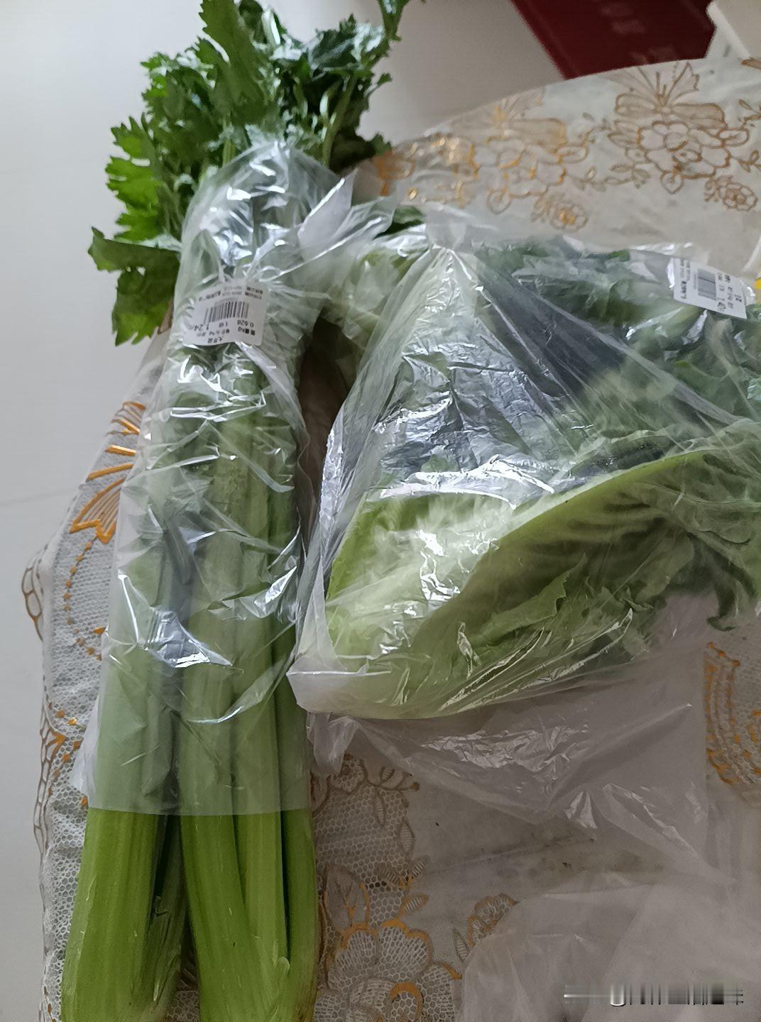 一早又跑去超市蔬菜区
昨儿买的一块两毛八的芹菜
今儿已掉到九毛九一斤
生菜也随之