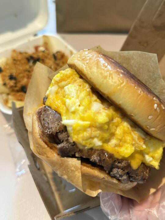 南京油坊桥..跟风小李推荐的滑蛋汉堡🍔