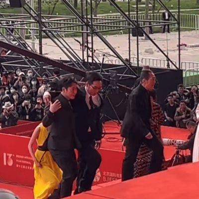 北京国际电影节红毯的台阶太多了吧！张颂文还扶关锦鹏导演上台阶，背影像喝多了一样。