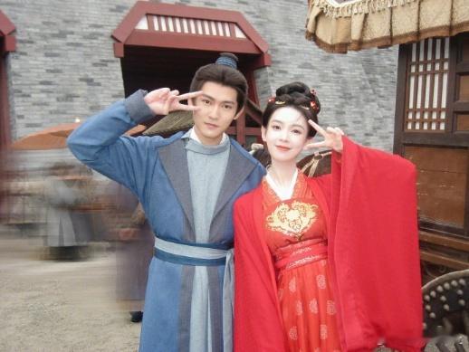 男主尽管发刀发糖的事交给男配 看谢淮安刀刀见血，不如品叶峥朝露的糖，他记得她所有