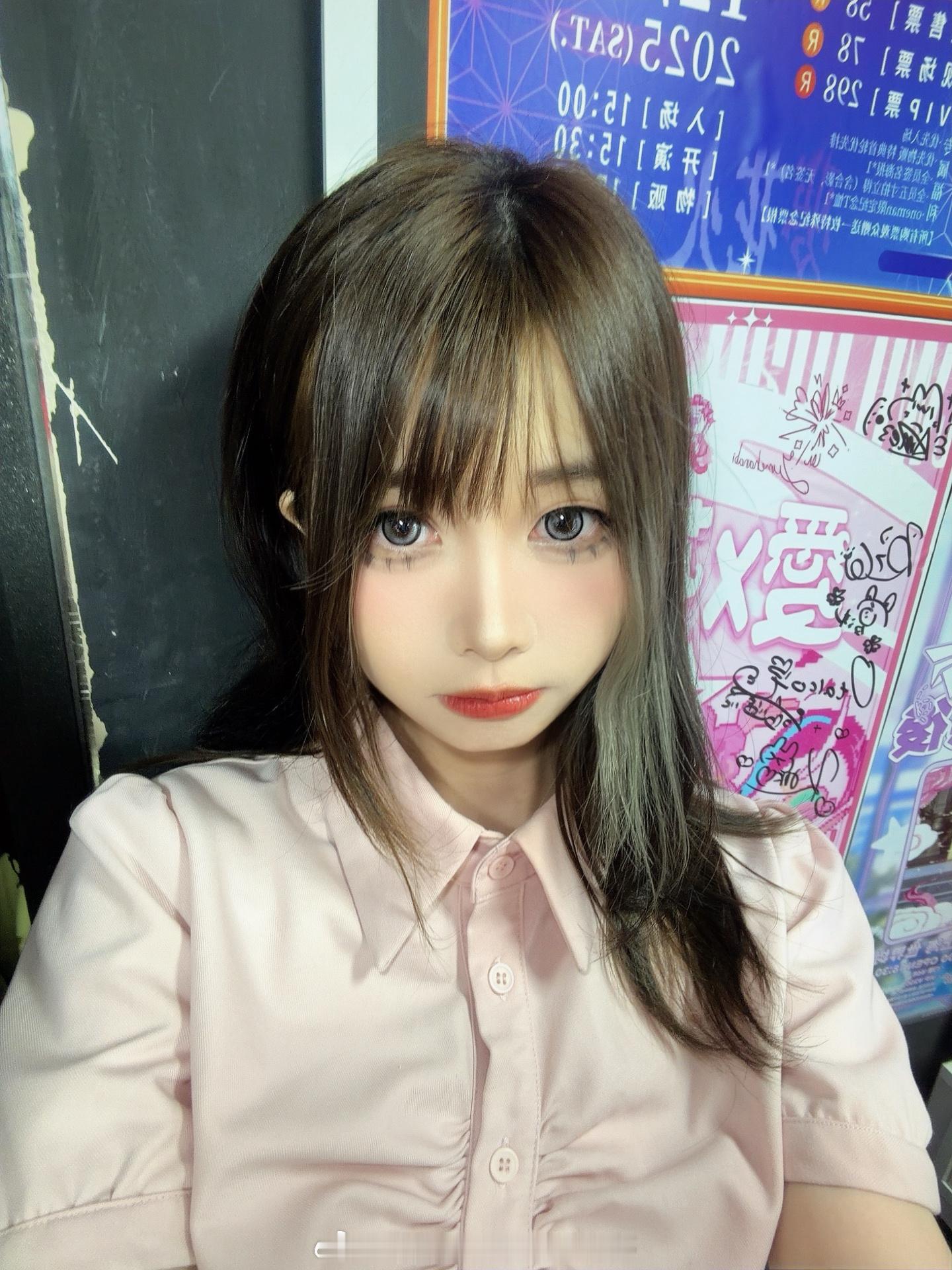 缪巧  早上好！这是小麻SP没上那首歌的衣服，是她出道公式照的服装