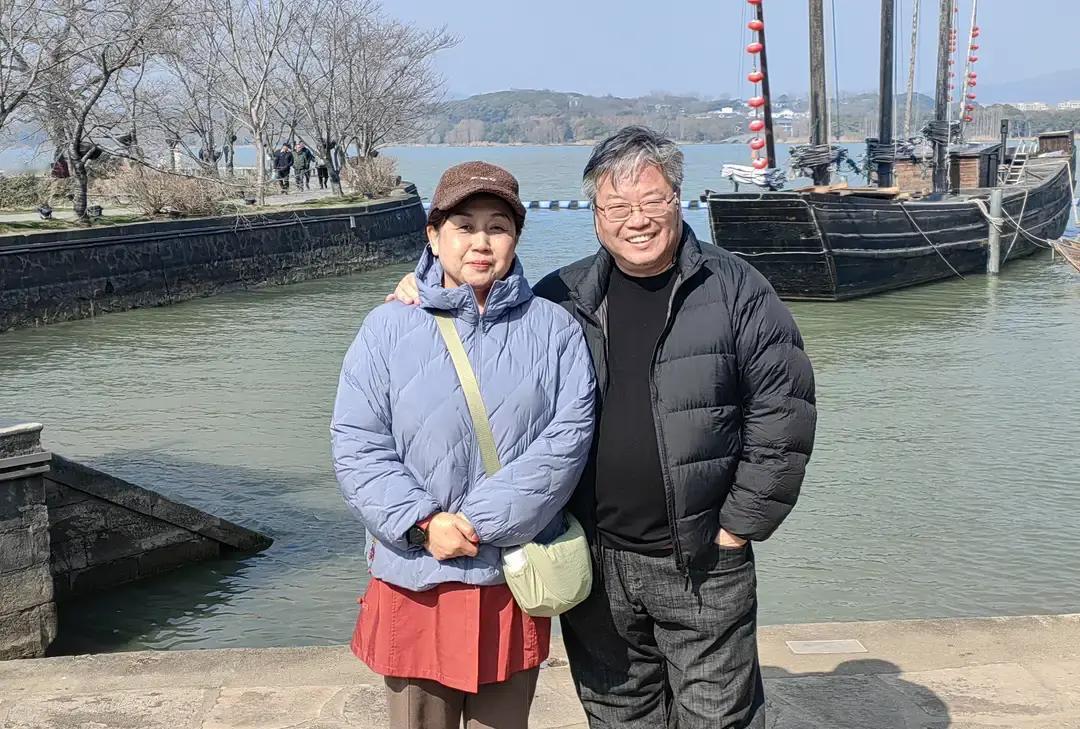 朱老师一句“太座永远都是对的”把网友撩得集体催书。

3月28日他随手晒桌面，文