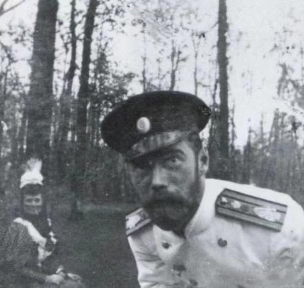 1917年，俄罗斯末代沙皇尼古拉二世的意外自拍。他可能是无意中拍下自己的照片，也