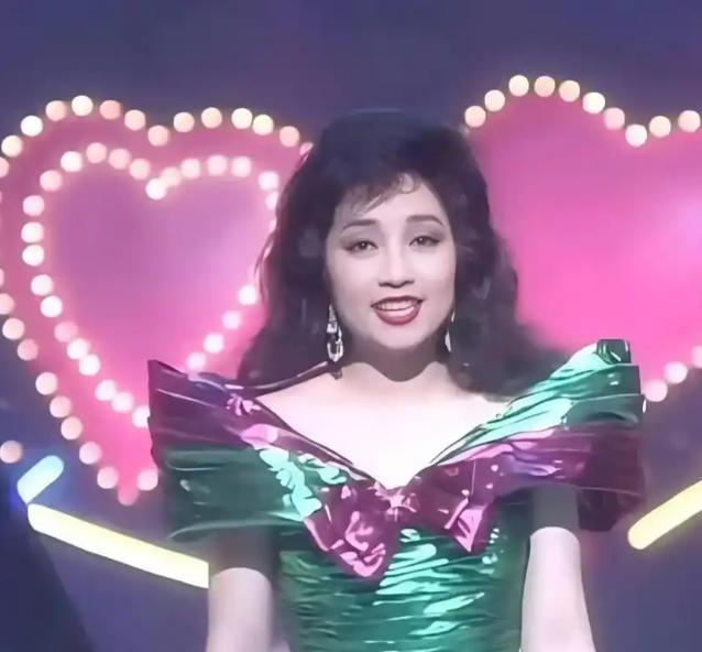 1980 年，31 岁的徐小凤嫁给了汽车经理廖晖，对方生意做得很大，也对徐小凤提
