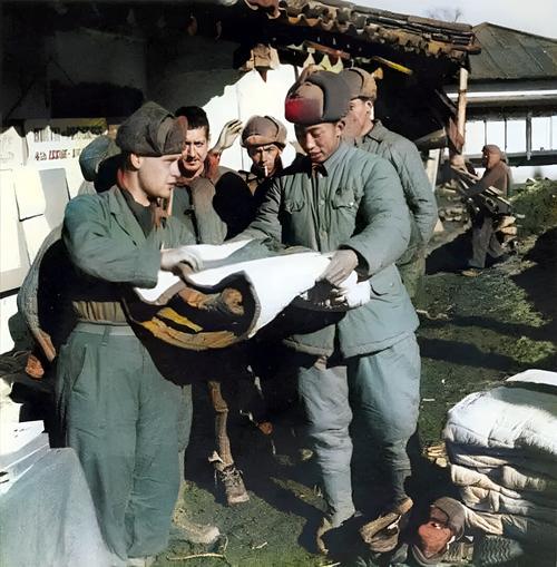 1950年10月25日，朝鲜战场抓到了第一个美军战俘，是个军事顾问，接受完审讯之