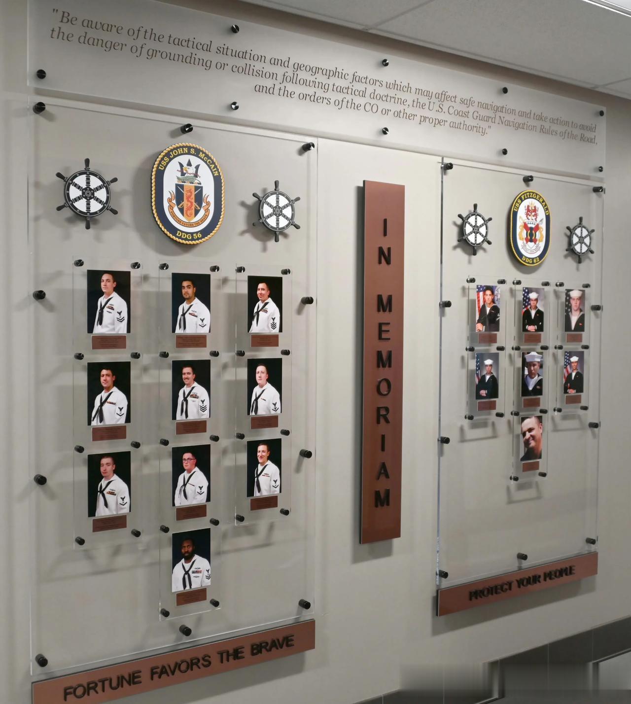 美海军“悼念墙”，
在“菲茨杰拉德”号和“麦凯恩”号驱逐舰连续发生撞船事故后，美