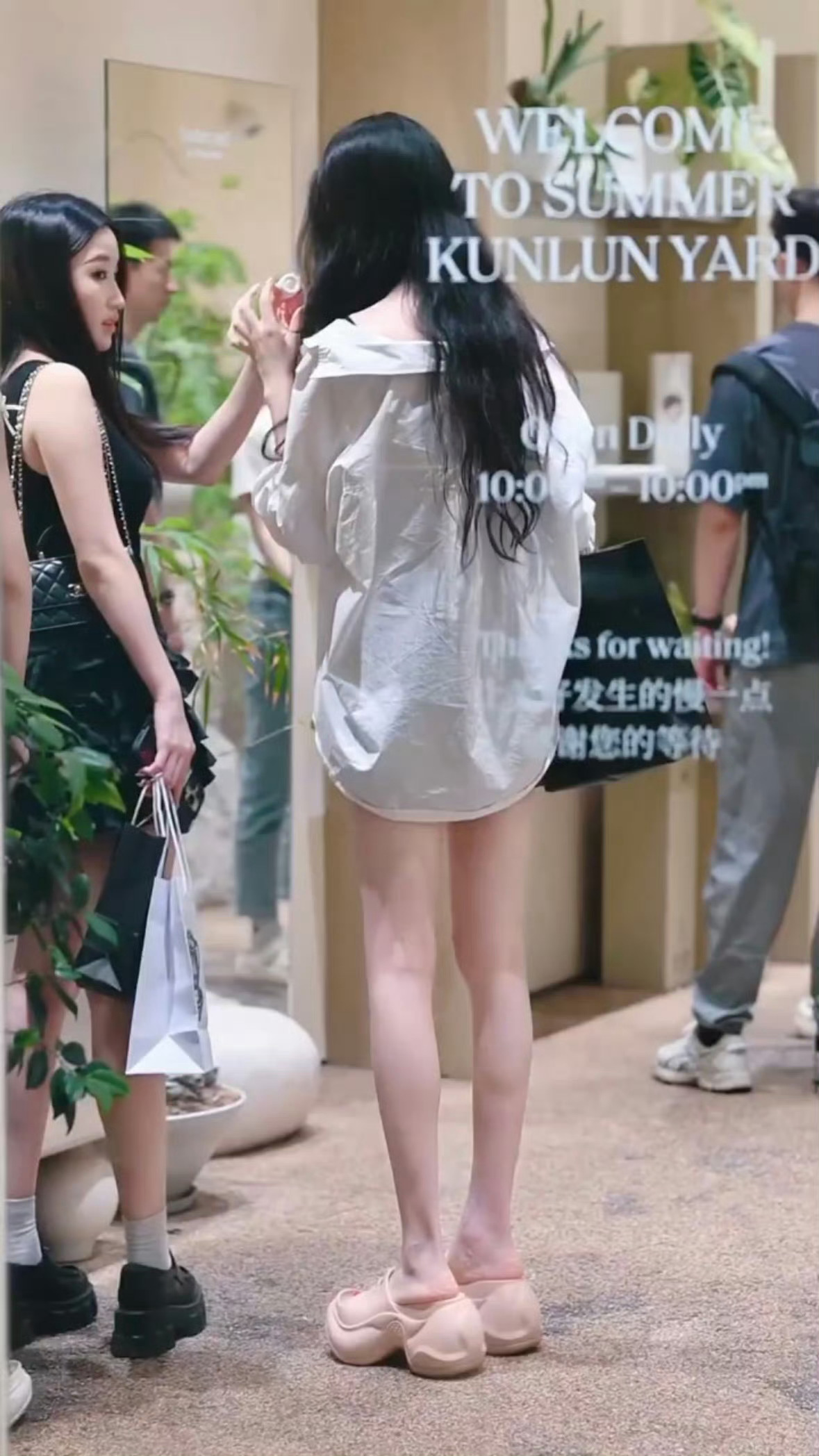 看到立马想get同框裸色增高拖鞋…. 