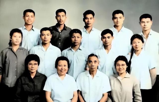 照片定格了开国中将吴信泉、妻子俞惠和12名子女的珍贵时刻。照片中，吴信泉与夫人并