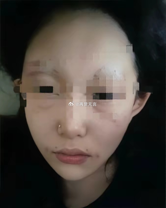 七零后的我自认算开明，耳钉口红都能接受。但唇钉纹身真不行，看着就不像正经人，交友