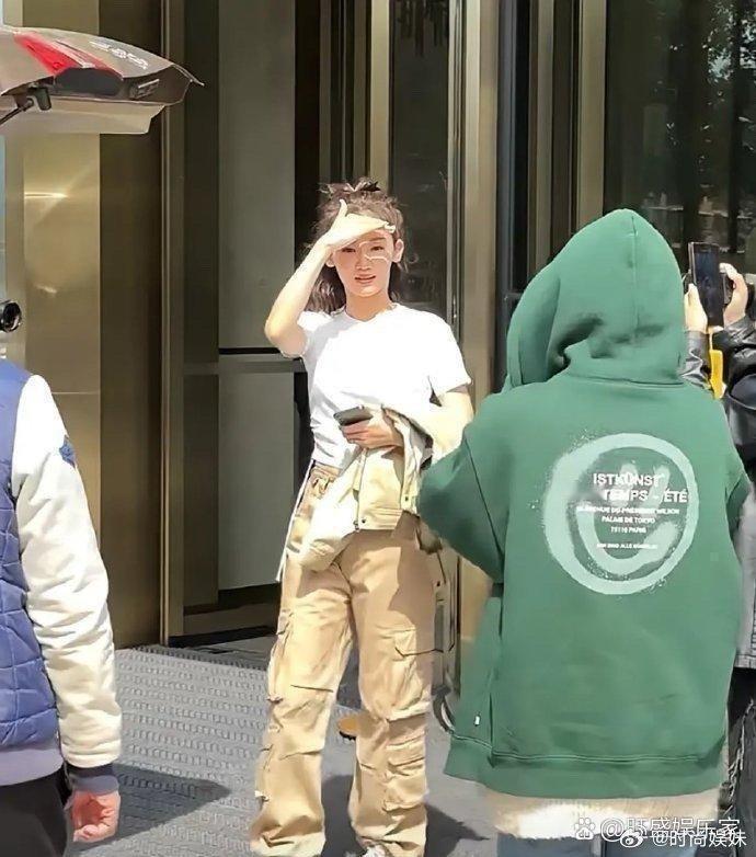 35岁了，居然还能保持着少女般的容颜，苗苗真是令人惊叹不已！ 