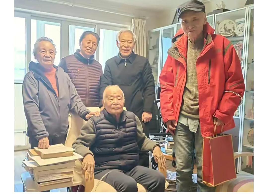 王小东先生未与何老院士沟通，便制作三个视频对其进行批判，视频中部分言辞过于尖锐。