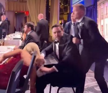 当地时间4月25日晚，特朗普主持召开了一场盛大的晚宴，白宫核心高官悉数到场，另有