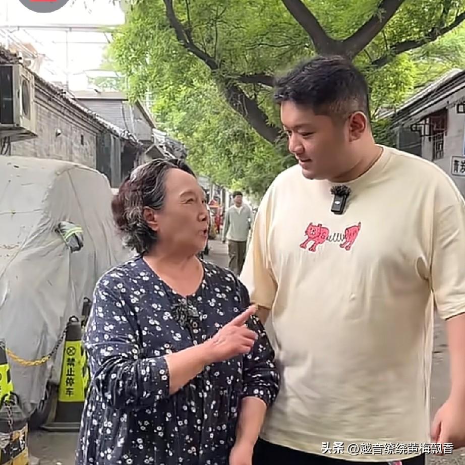 “小雨”尤浩然又来姥姥家蹭饭了，“姥姥”可不是亲姥姥，而是电视剧巜家有儿女》中的