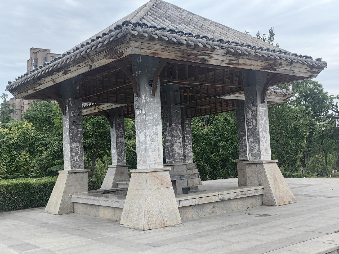 公园的亭子里，斑斑驳驳，满身涂鸦[送自己一朵花][送自己一朵花][送自己一朵花]