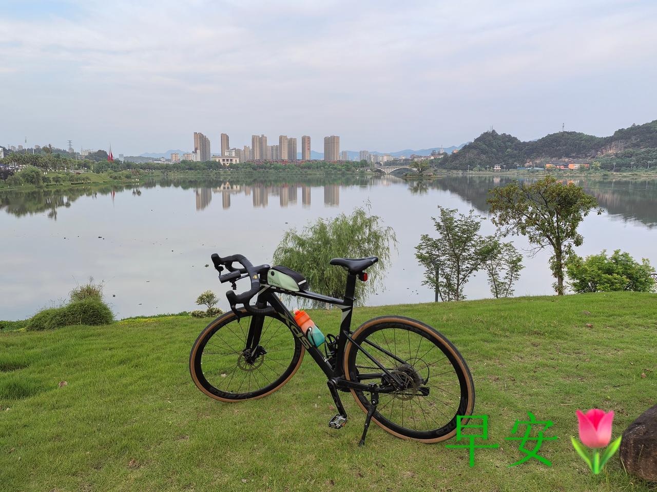 骑行
不仅仅是骑行
尤其一个人溜达
随手一拍
满眼风景
炫酷黑
鲜艳红
清新绿