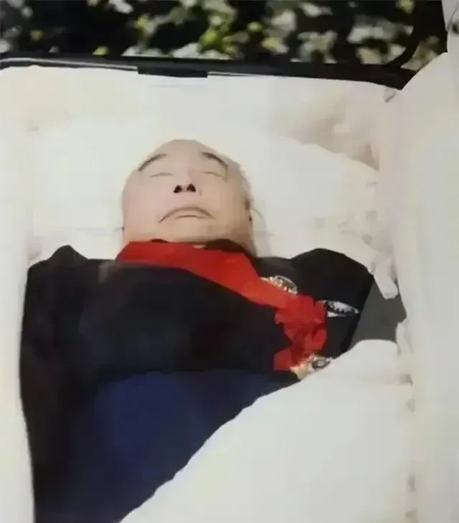 1988年1月13日，蒋经突发肠胃不适，服药后大量呕血，抢救无效离世。这张遗容照