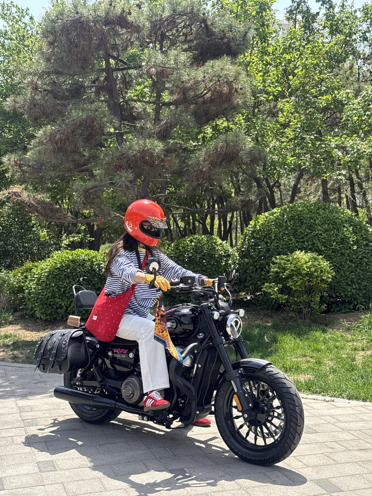 今日休闲风骑行OOTD
条纹衫+白裤子+复古红盔 主打一个松弛随性
想听听懂车帝