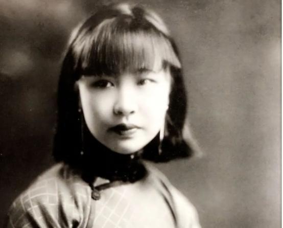 1955年，章士钊在北京菜市场闲逛，看到一卖卷烟的妇女，大吃一惊，连夜给毛主席写