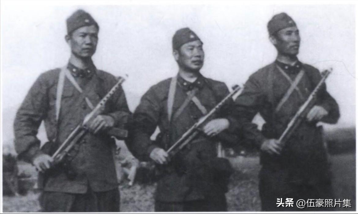 1958年，三位将军下连当兵的合影，照片从左至右依次是：济南军区干部部部长陈美藻