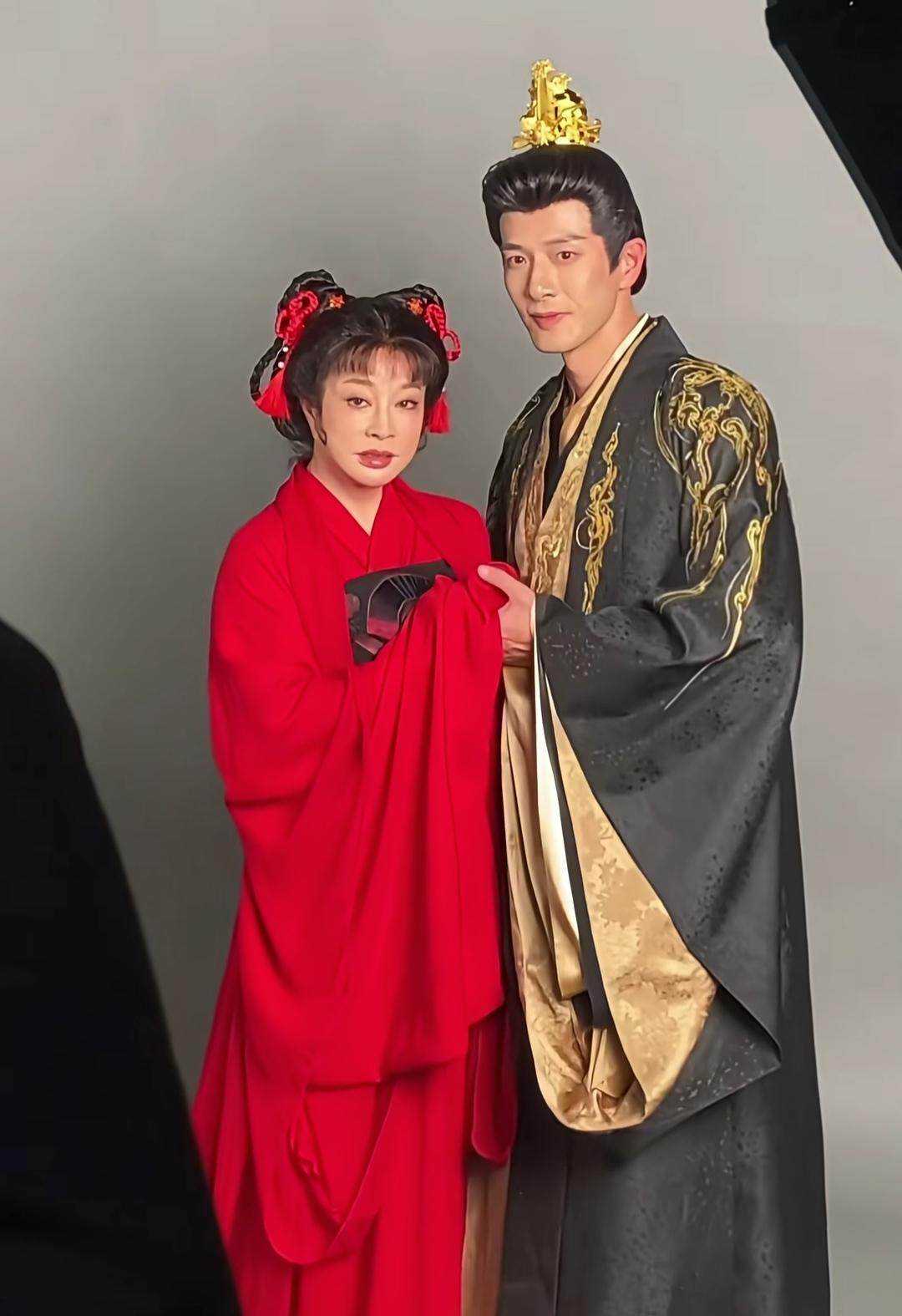 75岁演少女，这少女，比我奶奶还要大。

75岁高龄的刘晓庆，一身大红古装，小发