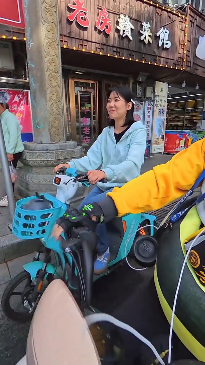 戴头盔。