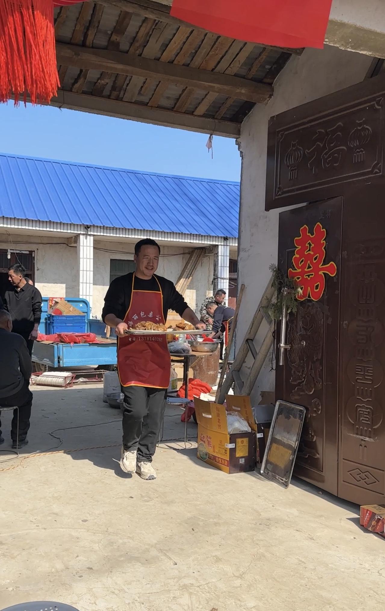 农村吃大席主打一个“搂”！
回老家除了串亲戚，就是吃大席，农村办喜事就是热闹，吃