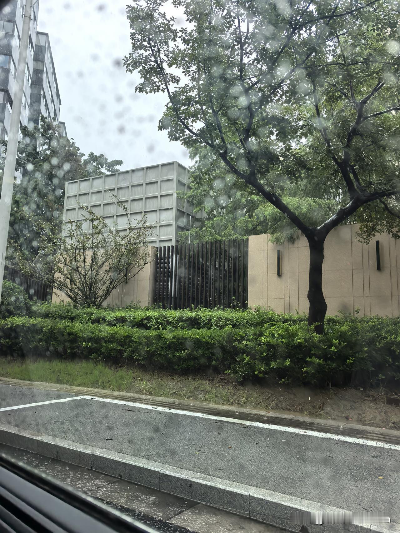 此刻外面正下着大雨，我们还是按原定计划，带着宝宝去养老院看望太奶奶。
前段时间养