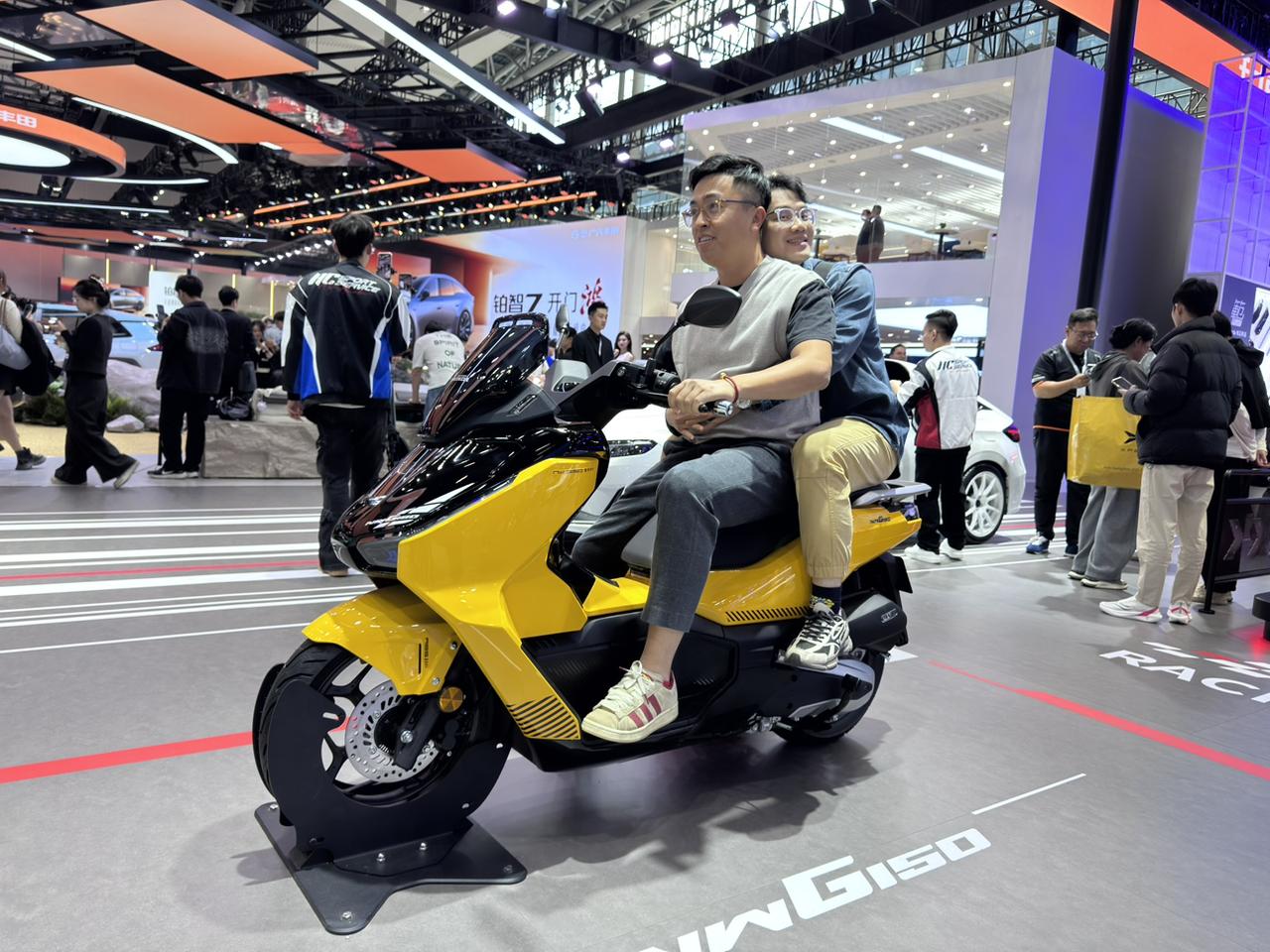 惨了…我开始喜欢这些本田摩托车了…
更神奇的是
今年广州车展本田展台C位是本田P