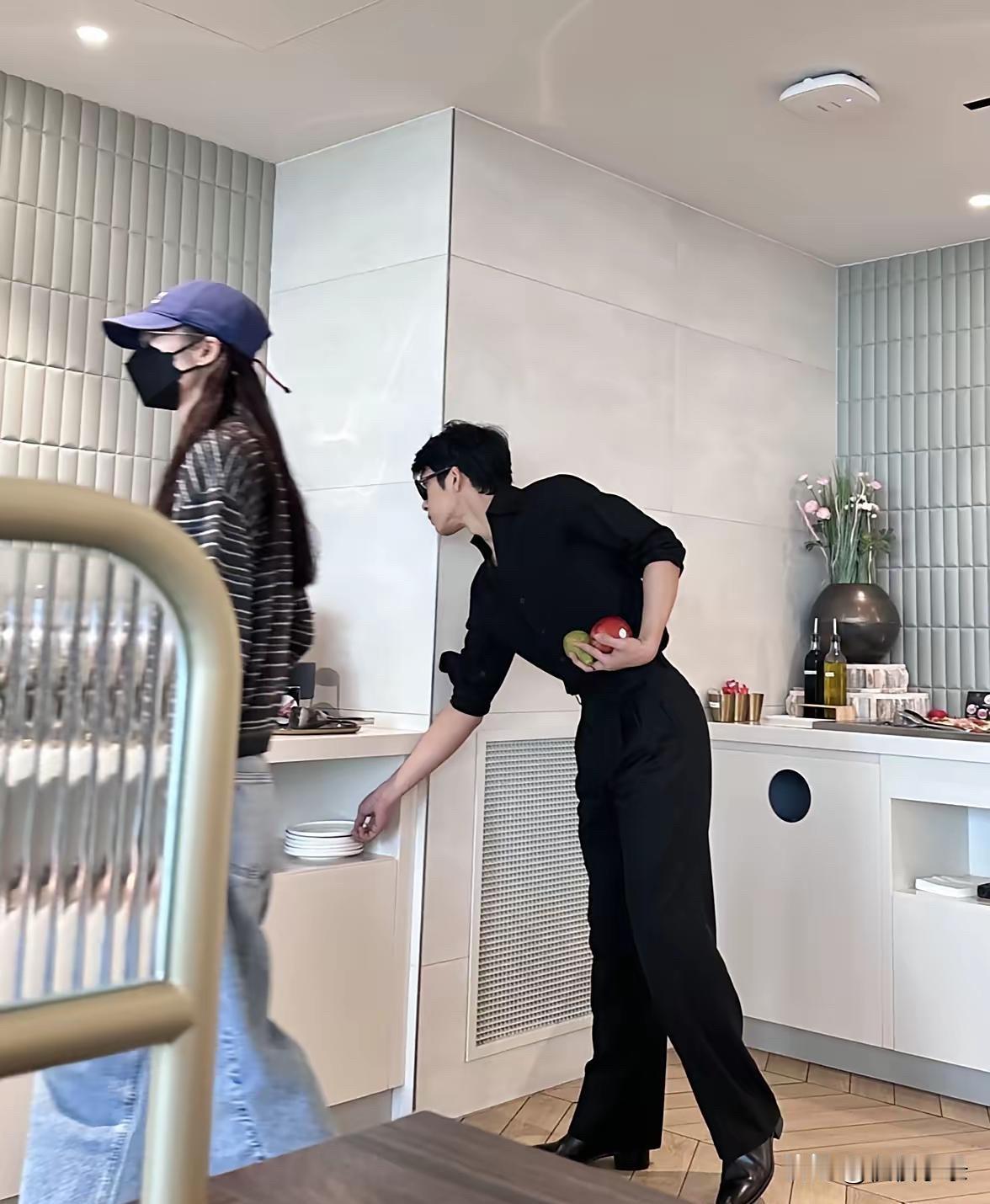 井柏然和超模女友刘雯一起现身巴黎机场，两个人的穿搭都好时尚，个子几乎一样高，身材