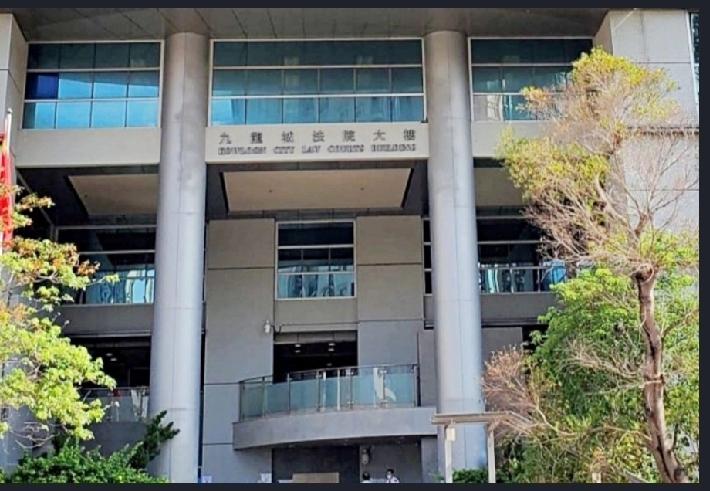 香港40岁食环署女职员涉嫌袭击11岁儿子，被控对所看管儿童袭击罪，今于九龙城裁判