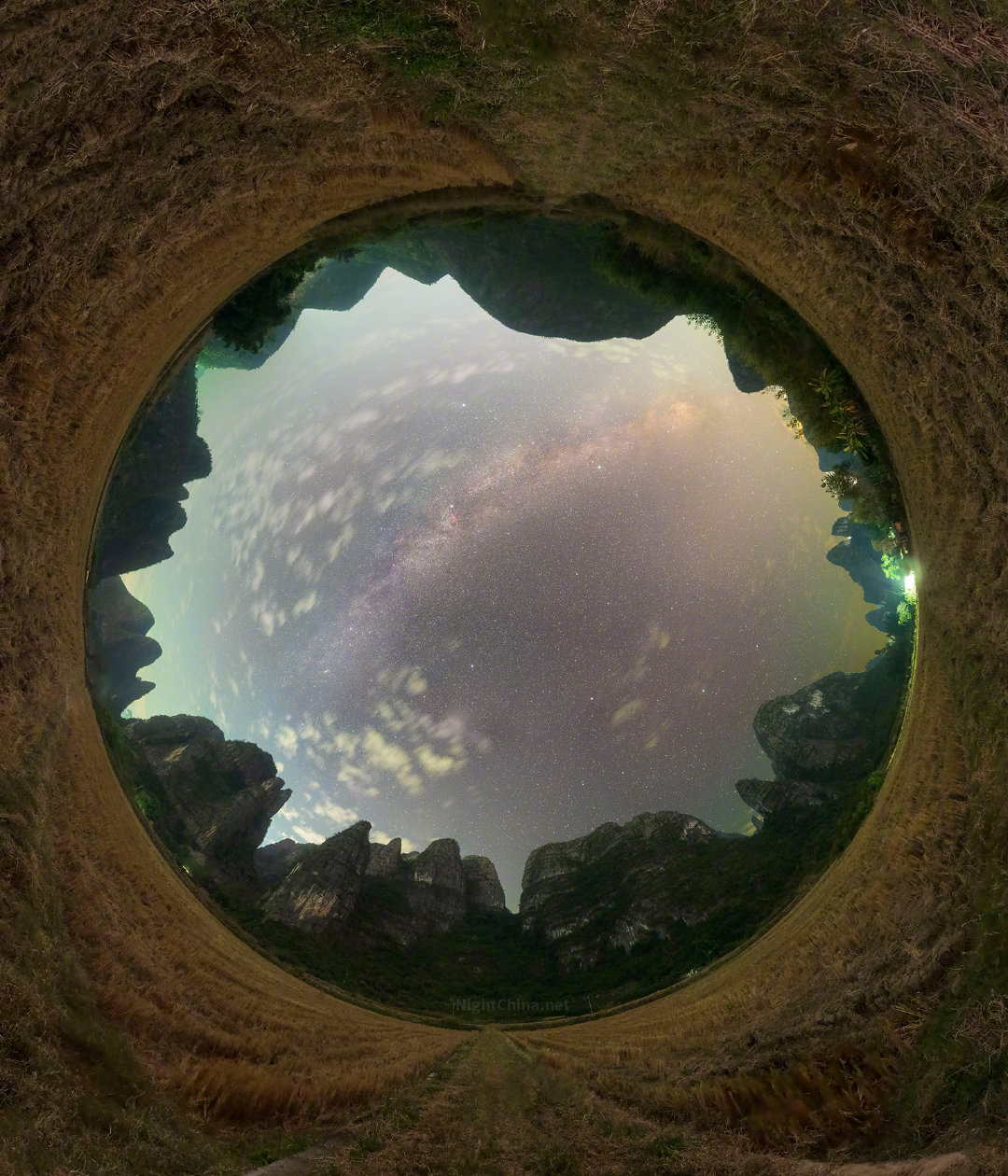 稻谷归仓，土地入梦。喀斯特群峰合围出一隅静谧桃源，将尘世喧嚣隔绝在外。在这华南腹